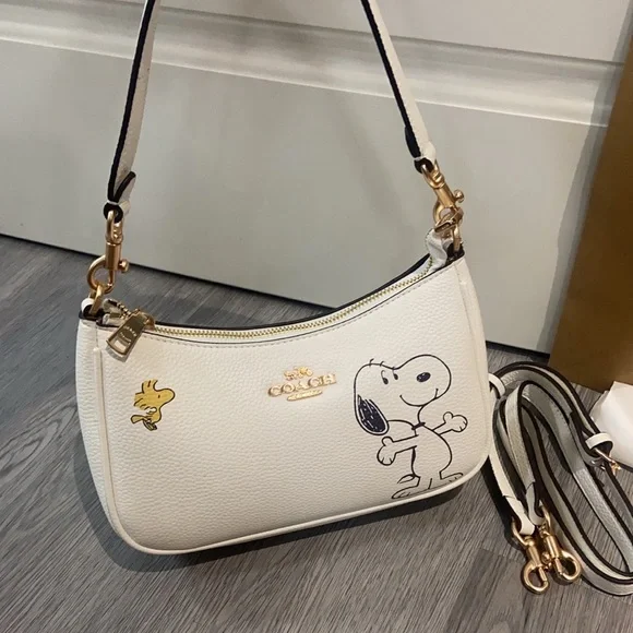💋Coach X Peanuts Teri Shoulder Bag With Snoopy - Picture 2 of 9